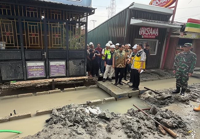 Rico Waas Cek Jalan Konblok dan Drainase di Helvetia, Warga Harap Banjir Tak Lagi Datang